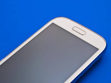 İzole beyaz cep telefonu