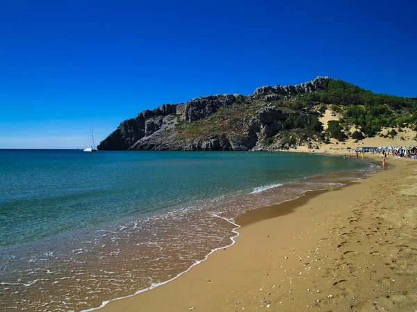 Bella spiaggia sabbiosa nell'isola di Rodi . — Foto Stock