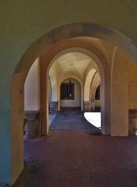 En el interior del pasaje arqueado en la isla de Rodas . —  Fotos de Stock