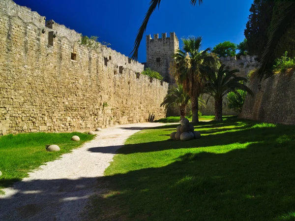 Stone balls palm trees and fortifications. — Stock Photo, Image