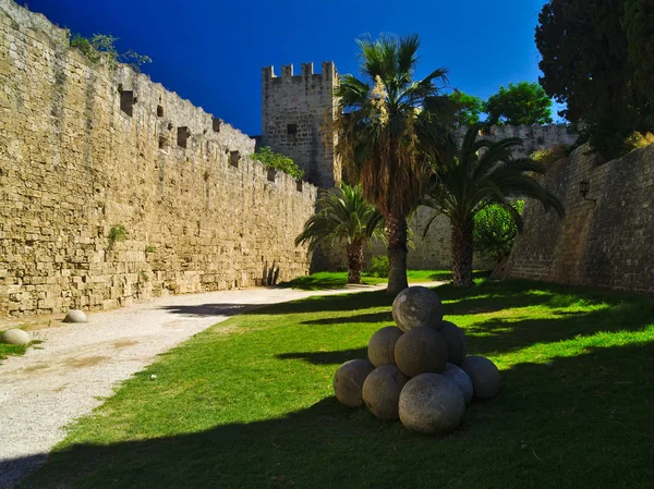 Bolas de piedra palmeras y fortificaciones . — Foto de Stock