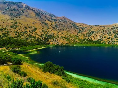 Girit adasında Cournas gölü görünümü, Yunanistan. Canlı canlı güzel mavi renkler, parlak yaz günü.