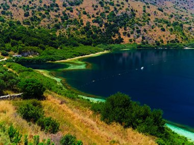 Girit adasında Cournas gölü görünümü, Yunanistan. Canlı canlı güzel mavi renkler, parlak yaz günü.