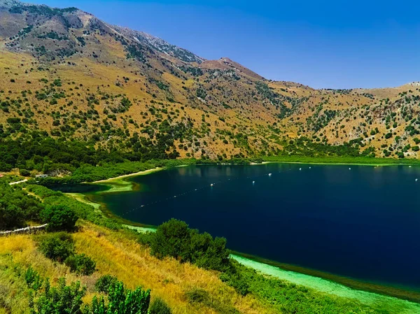 Vista Del Lago Cournas Isla Creta Grecia Vivos Colores Azules —  Fotos de Stock
