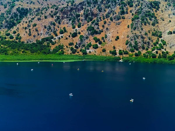 Vista Del Lago Cournas Isla Creta Grecia Vivos Colores Azules — Foto de Stock