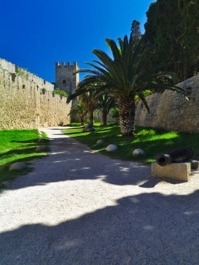 Rodos kentinde Joannites Sipariş Ortaçağ kalesi taş topları palmiye ağaçları ve surlar