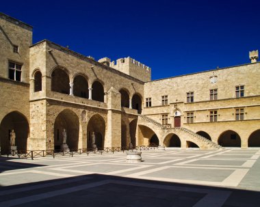 Kastello olarak da bilinen Rodos Şövalyeleri Büyük Ustası Ortaçağ sarayı.