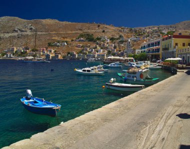 Simi adası limanı, Yunanistan. Teknelerle geleneksel Yunan adası limanına yaz günü görünümü.