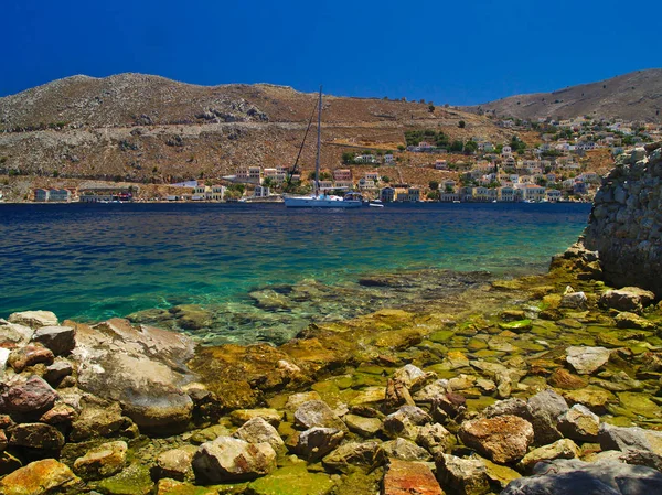 Nydelig Utsikt Til Simi Islands Kyst Med Steiner Nær Havnen – stockfoto