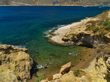 Leros adasında izole taş plaj, Yunanistan. Yaz günü parlak ışık.