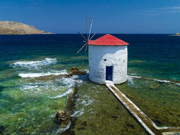 海の伝統的な風車 レロス島のランドマーク ギリシャ — ストック写真
