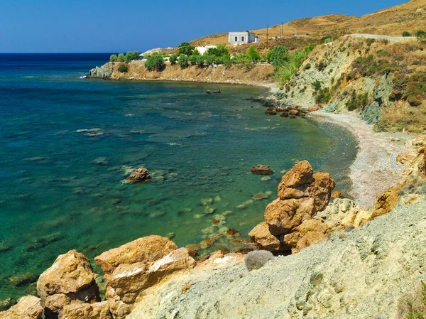 ギリシャ レロス島の孤立した石造りのビーチ 夏の日明るい光 — ストック写真