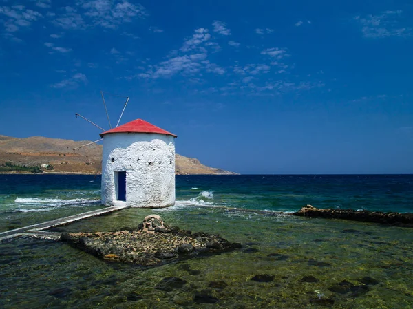 海の伝統的な風車 レロス島のランドマーク ギリシャ — ストック写真