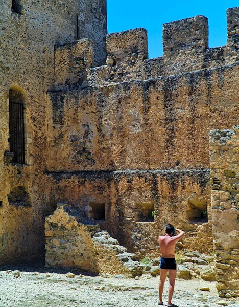 Hombre Traje Baño Tomando Fotografías Castillo Fragocastelo Isla Creta Grecia — Foto de Stock