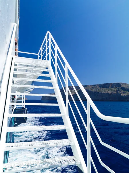 Witte Trap Een Schip Uitzicht Zee Het Eiland Heldere Zomerdag — Stockfoto