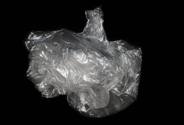 Siyah arka plan üzerinde izole bir plastik torba. Geri dönüşüm emilmeyen, çevre kirliliğine neden olur.