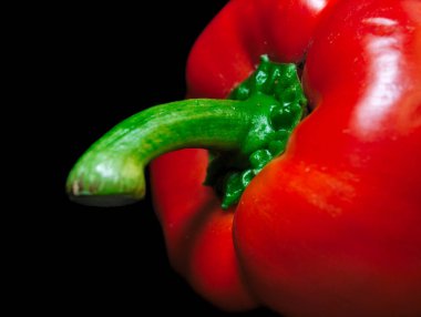 Siyah arka plan üzerinde izole kırmızı biber yakın. Canlı renkler.