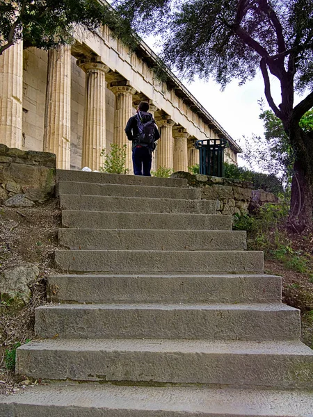 Tourist Backpack Admiring Temple Hephaestus Athens Greece Cement Stairs Leading — Stock Photo, Image
