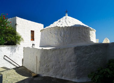 Patmos Adası' nda güzel pitoresk beyaz şapel, Yunanistan. Mavi gökyüzü beyaz boya kontrastı. Tipik Yunan ada mimarisi.