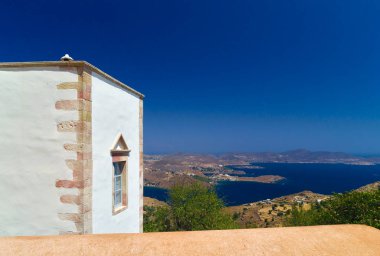 Patmos adasında Saint John Evangelist manastırdan Skala köyüne görünümü, Yunanistan. Beyaz ve mavi zıtlıklar, açık yaz günü.