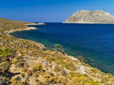Güzel yunan yaz güneşli plaj koyun. Muhteşem turkuaz su ile Ege Mavisi denize bak. Ada cenneti. Psili Ammos Beach, Patmos Island, Oniki Yer, Yunanistan