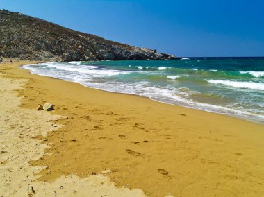 Güzel yunan yaz güneşli plaj koyun. Muhteşem turkuaz su ile Ege Mavisi denize bak. Ada cenneti. Psili Ammos Beach, Patmos Island, Oniki Yer, Yunanistan