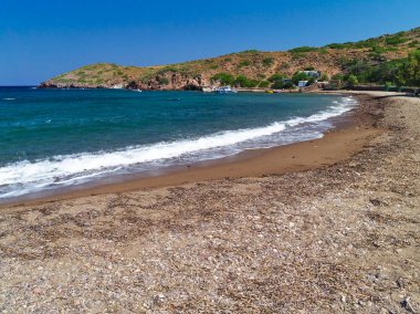 Güzel yunan yaz güneşli plaj koyun. Muhteşem turkuaz su ile Ege Mavisi denize bak. Ada cenneti. Patmos Island, Oniki Yer, Yunanistan