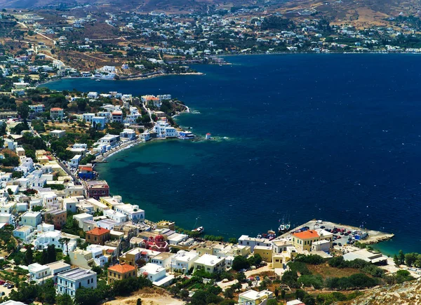 レロス島のアギア マリーナを眺めます 白い家は青い海と対照的です ギリシャの島 — ストック写真