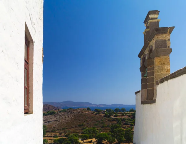 Vista Entre Edifícios Para Ilha Patmos Grécia Parede Branca Céu — Fotografia de Stock