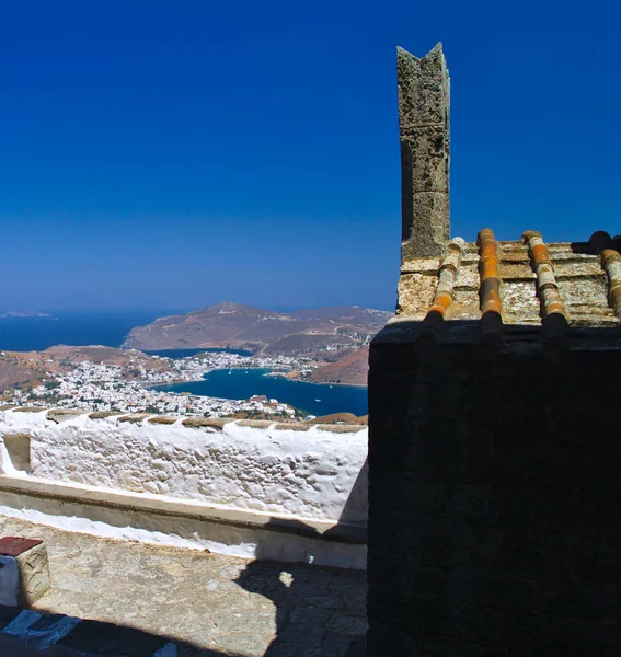 パトモス島 ギリシャ 石造りの礼拝堂のスカラ村を望めます 白と青のコントラスト 晴れた夏の日 — ストック写真