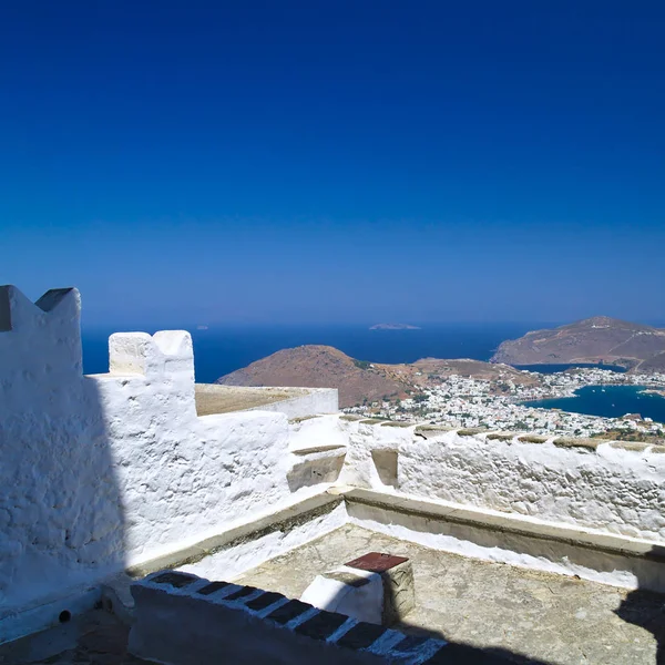 Vista Para Skala Aldeia Ilha Patmos Grécia Contrastes Brancos Azuis — Fotografia de Stock