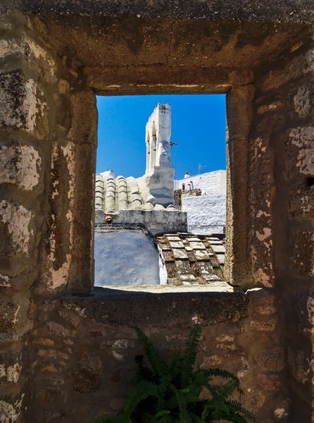 그리스 Patmos 창문을 둘러싸인 — 스톡 사진