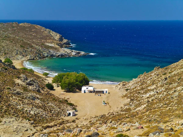 Güzel yunan yaz güneşli plaj koyun. Muhteşem turkuaz su ile Ege Mavisi denize bak. Ada cenneti. Psili Ammos Beach, Patmos Island, Oniki Yer, Yunanistan