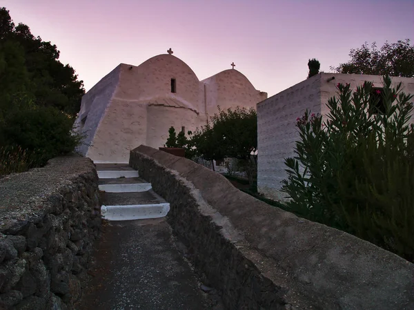 Patmos adasında güzel küçük beyaz şapel, Gün batımında Yunanistan.