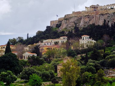 Atina Yunanistan Akropolis ve tepede evler. Antik (arhaia) Agora'dan görünüm.