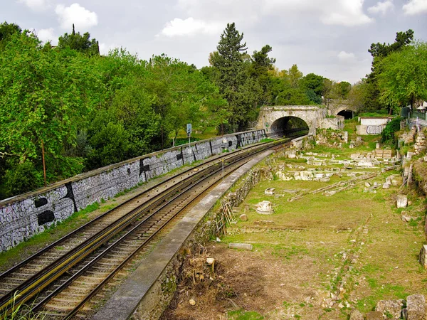 Μοναστηράκι Αθήνα Ελλάδα 2019 Αστικές Σιδηροδρομικές Γραμμές Και Αρχαία Περιοχή — Φωτογραφία Αρχείου