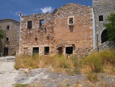 Mani geleneksel Yunan köyünde eski taş kule evler.