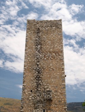 Mani geleneksel Yunan köyünde eski taş kule ev. Bulutların arka planı olan mavi gökyüzü.