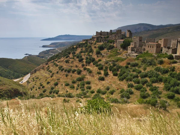 ペロポネソス ギリシャの海の上の崖の上のヴァチアのメディアバル城村 — ストック写真