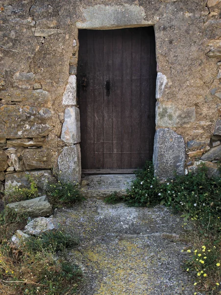 古い石造りの家木製のドア — ストック写真