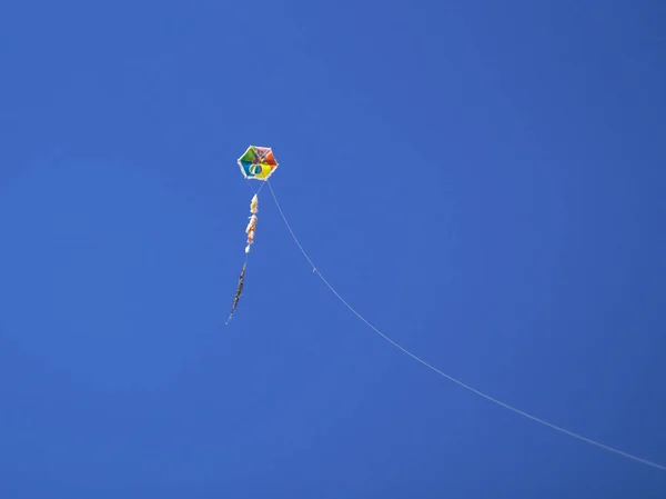 凧揚げ 雲と深い青空 きれいな月曜日の休日 アテネ ギリシャ 2019 — ストック写真