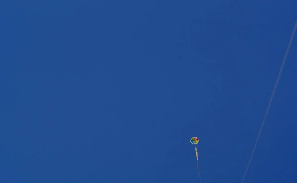 Cerf Volant Volant Ciel Bleu Profond Avec Quelques Nuages Propre — Photo