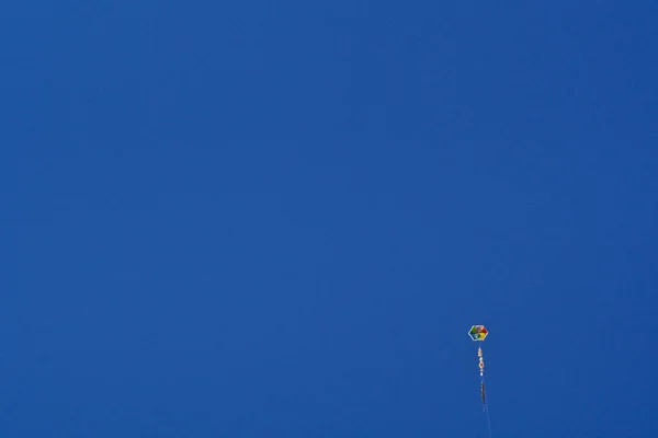 Vliegeren Diepblauwe Lucht Met Wat Wolken Schoon Maandag Vakantie Athene — Stockfoto