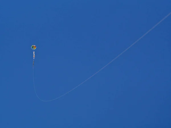 Cerf Volant Volant Ciel Bleu Profond Avec Quelques Nuages Propre — Photo