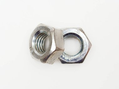 Beyaz arka planda izole edilmiş iki 8 mm kullanılmış hex somun.