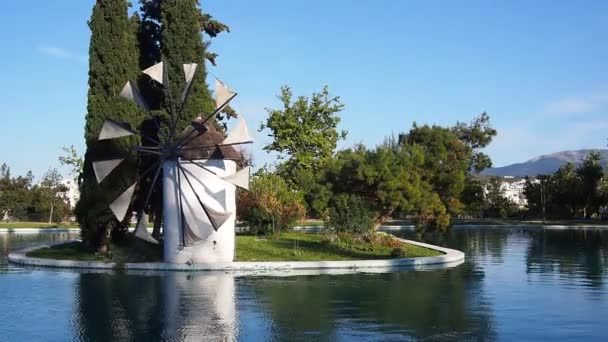 Molino Viento Movimiento Encontrado Lago Del Parque Alsos Filadelfeias Atenas — Vídeos de Stock