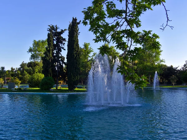 Fontana All Interno Parco Lago Foglie Sicomoro Alsos Filadelfeias Atene — Foto Stock