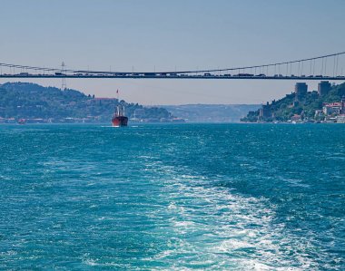 İstanbul İkinci Boğaz köprüsü. Fatih Sultan Mehmet Köprüsü ve Boğaz'da denize açılan bir gemi manzarası.