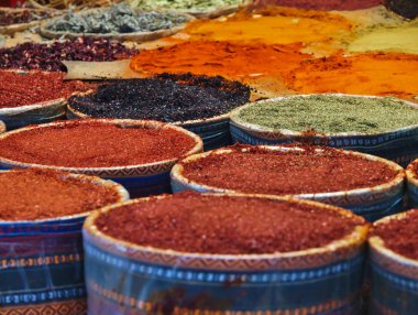 İstanbul, Türkiye pazarında renkli kaplarda birden fazla baharat.