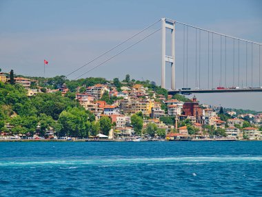 İstanbul İkinci Boğaz Köprüsü. Fatih Sultan Mehmet Köprüsü manzarası ve yolcu gemisi Boğazı 'ndan kalan konut binaları.